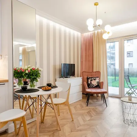 Sky Home- Rose Apartament -Manufaktura, Bezplatny Parking, Klima, Dostep Na Kod Lodz  Exterior photo